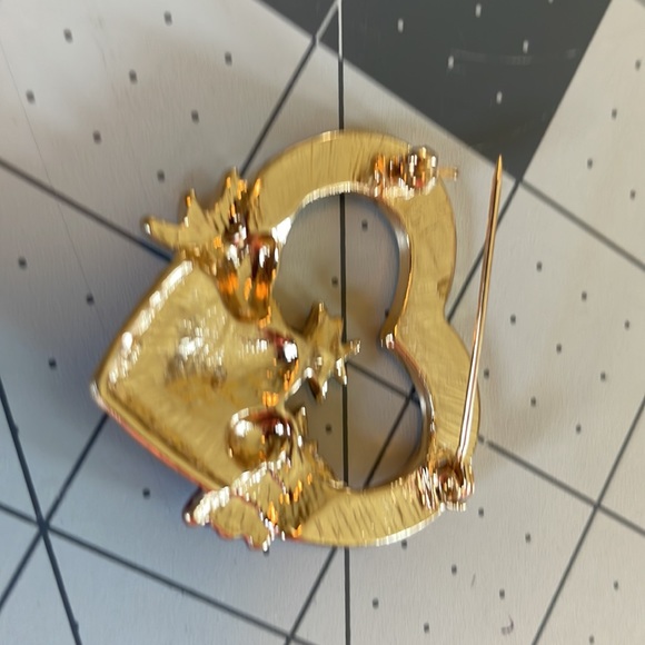 Thankful Heart gold-toned, heart shaped fruit basket brooch - Picture 6 of 6